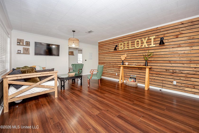 Charming cottage-style home offering a welcoming atmosphere and - photo 22