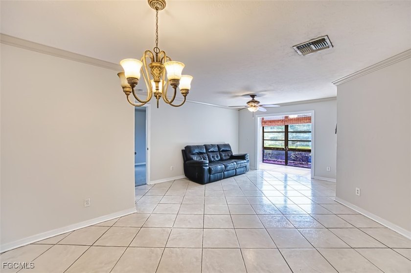 Nicely refreshed first floor condominium. Features new paint and - photo 3