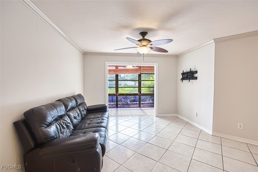 Nicely refreshed first floor condominium. Features new paint and - photo 4