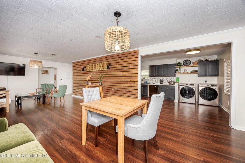 Charming cottage-style home offering a welcoming atmosphere and - photo 25