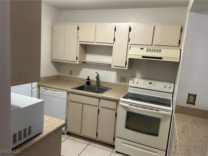 Nicely refreshed first floor condominium. Features new paint and - photo 7