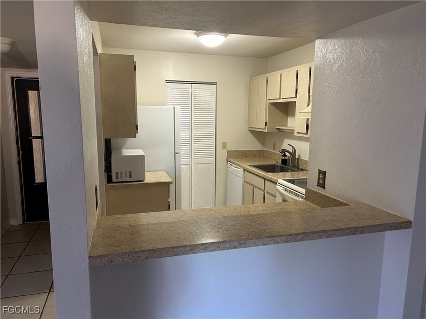 Nicely refreshed first floor condominium. Features new paint and - photo 9