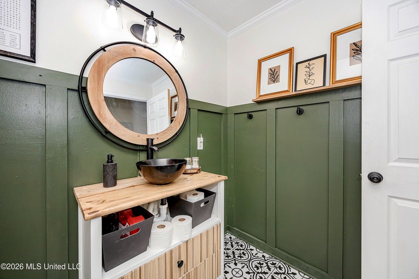 Charming cottage-style home offering a welcoming atmosphere and - photo 32