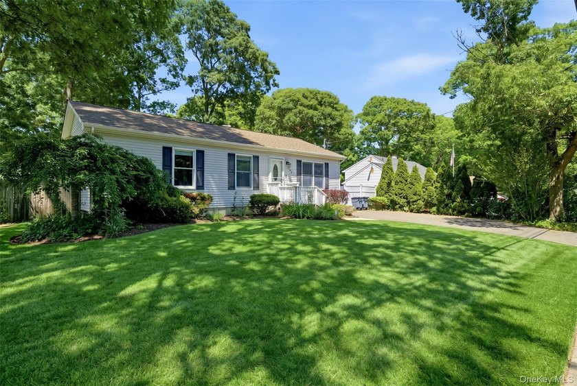 GET ENTHUSIASTIC! THIS FIND IN MASTIC IS FANTASTIC! WELCOME TO - photo 2