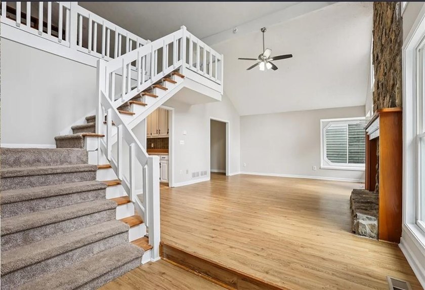 Welcome to this spacious 4-bedroom, 3-bathroom home in - photo 4