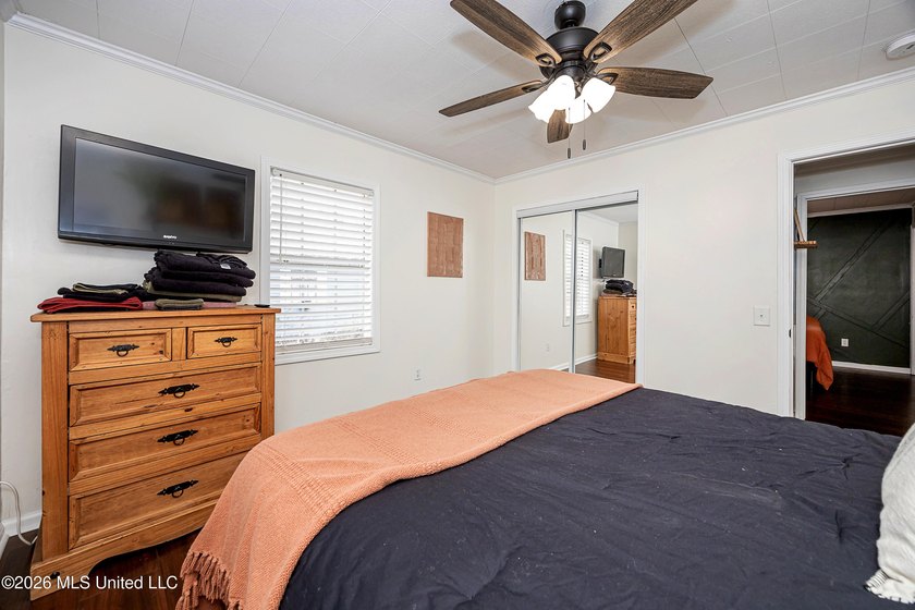 Charming cottage-style home offering a welcoming atmosphere and - photo 34