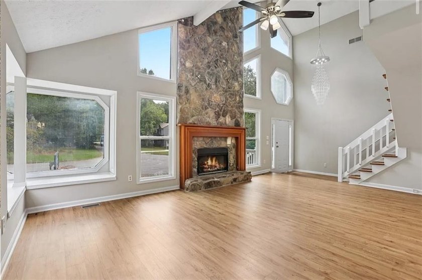 Welcome to this spacious 4-bedroom, 3-bathroom home in - photo 5