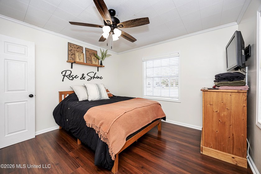 Charming cottage-style home offering a welcoming atmosphere and - photo 36