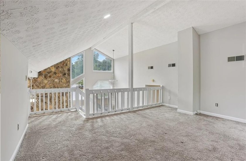 Welcome to this spacious 4-bedroom, 3-bathroom home in - photo 9