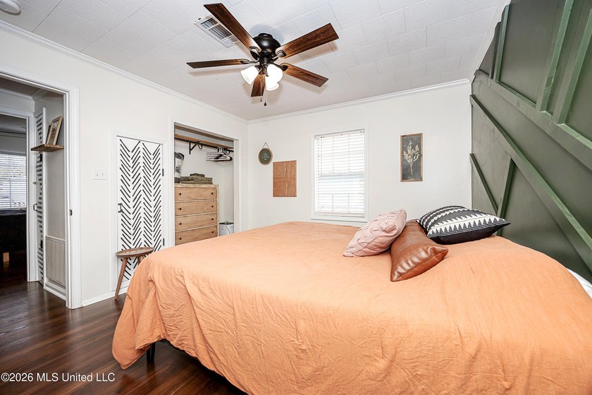 Charming cottage-style home offering a welcoming atmosphere and - photo 40