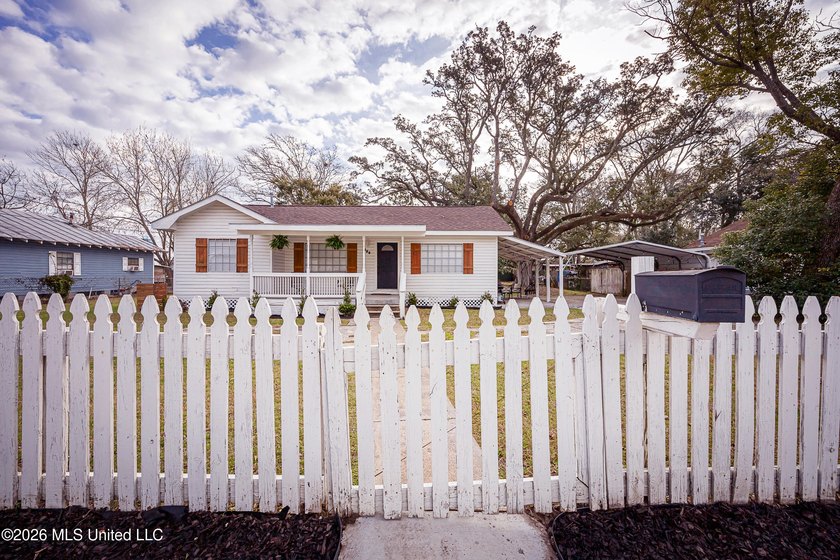 Charming cottage-style home offering a welcoming atmosphere and - photo 48