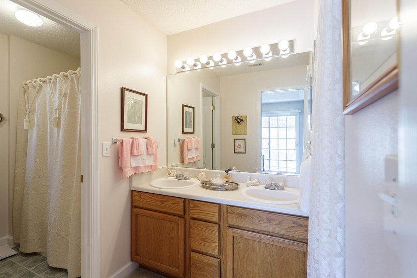Located in the heart of Destin, within a few miles from the - photo 9