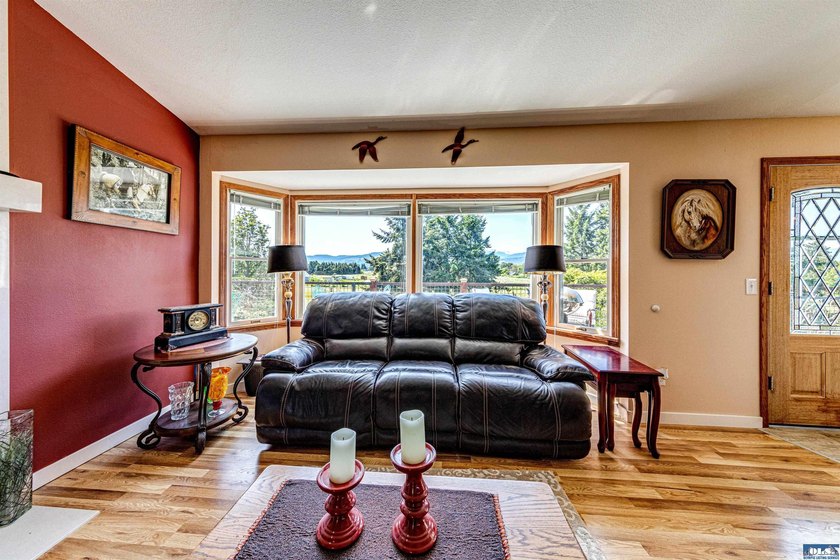 Beautifully maintained home with unobstructed mountain views - photo 11