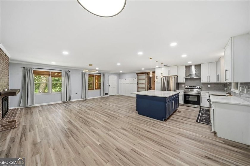 A beautifully maintained home with serene views of Canary Lake - photo 12
