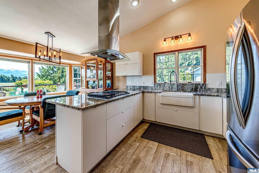 Beautifully maintained home with unobstructed mountain views - photo 13