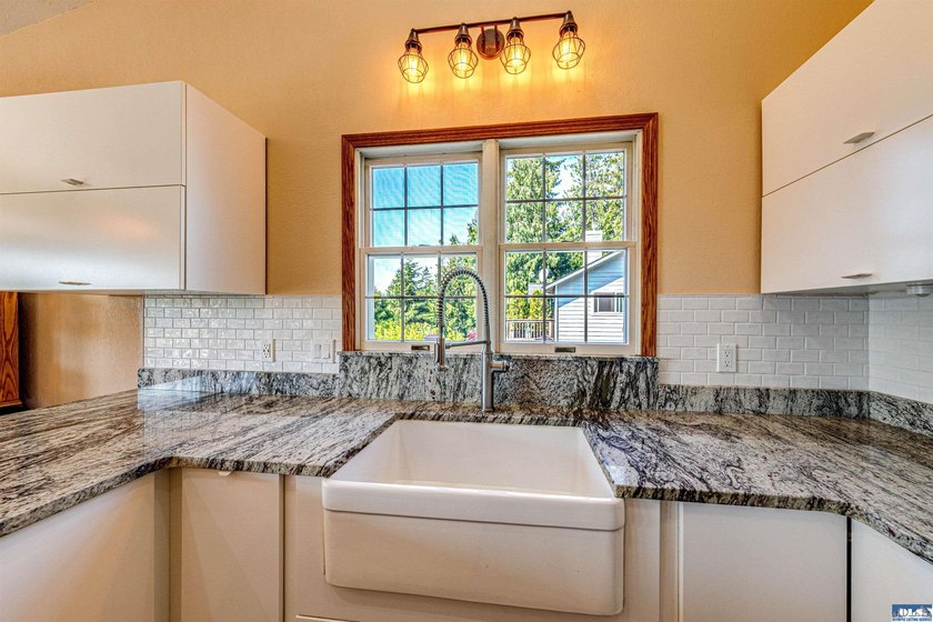 Beautifully maintained home with unobstructed mountain views - photo 14