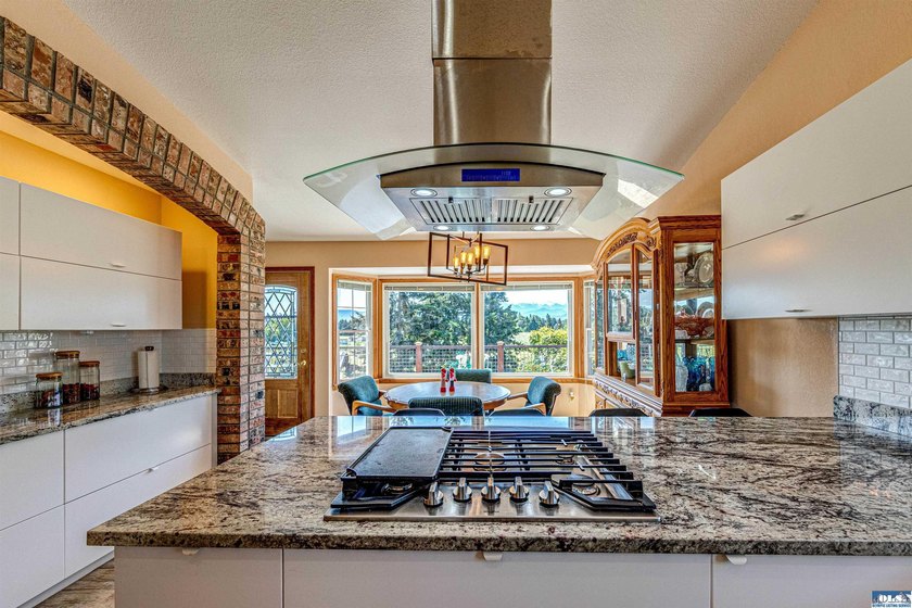 Beautifully maintained home with unobstructed mountain views - photo 15