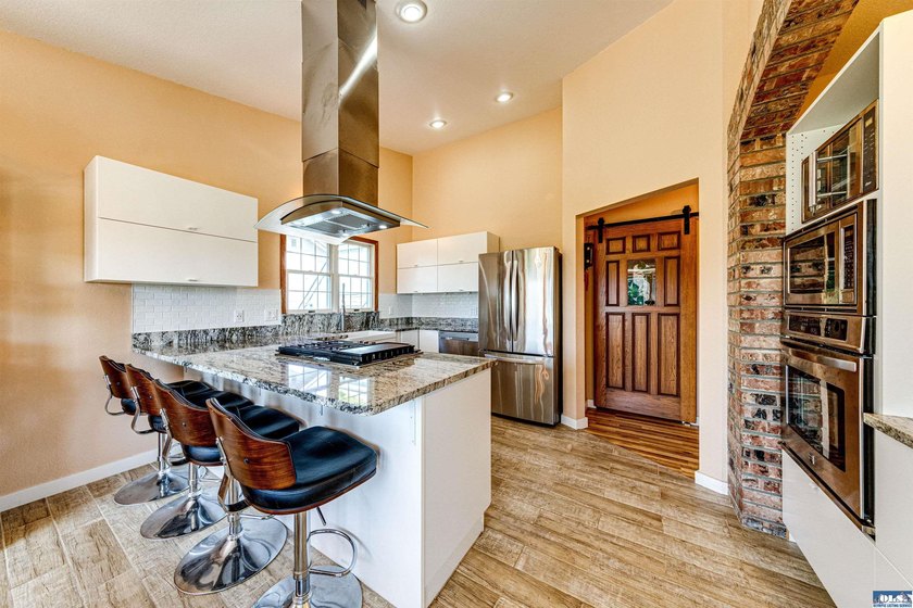 Beautifully maintained home with unobstructed mountain views - photo 17