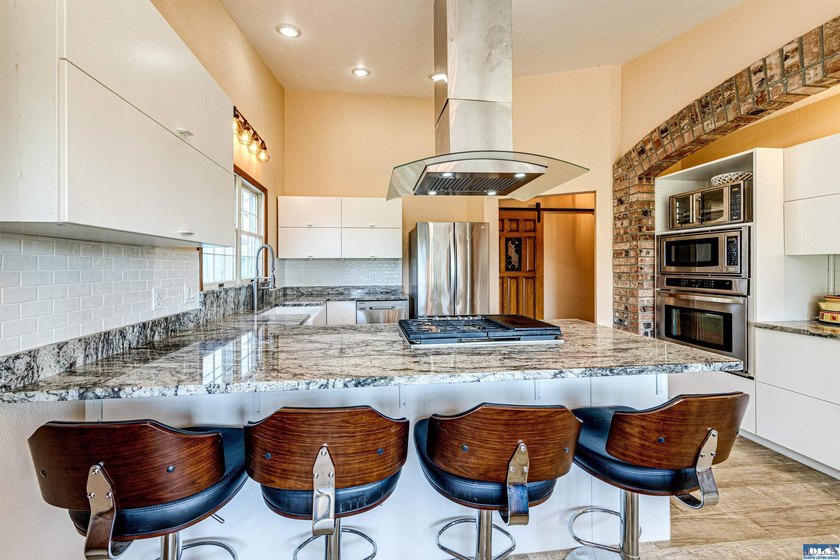 Beautifully maintained home with unobstructed mountain views - photo 18