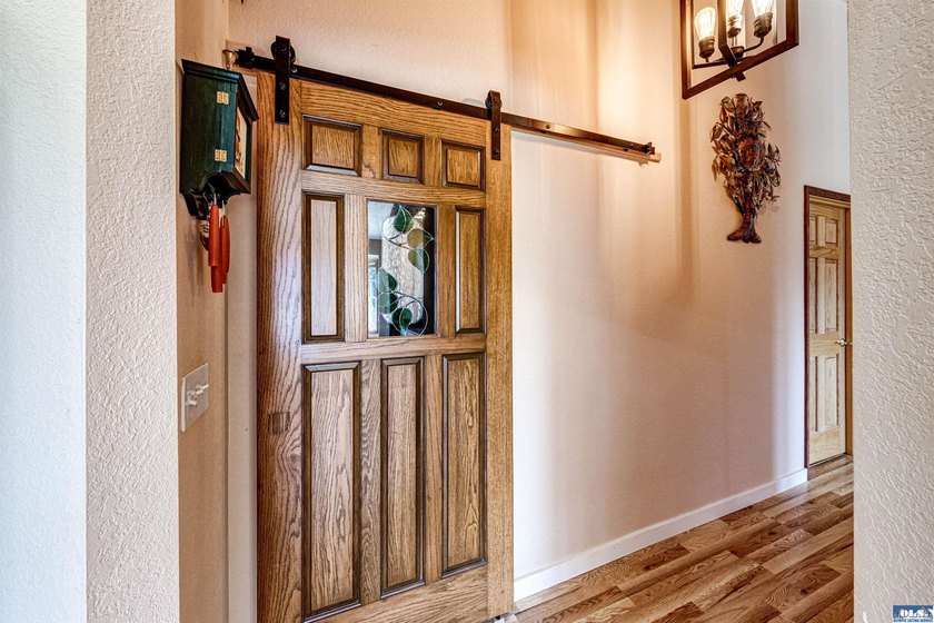 Beautifully maintained home with unobstructed mountain views - photo 21