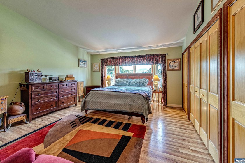 Beautifully maintained home with unobstructed mountain views - photo 22