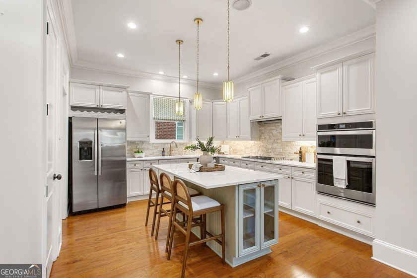 Welcome to 608 Concord Lake Ln SE, where timeless style - photo 3