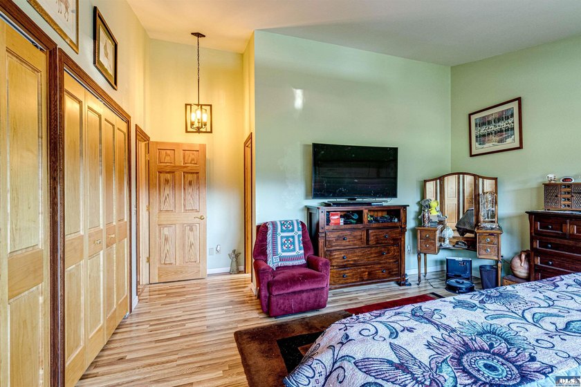 Beautifully maintained home with unobstructed mountain views - photo 23