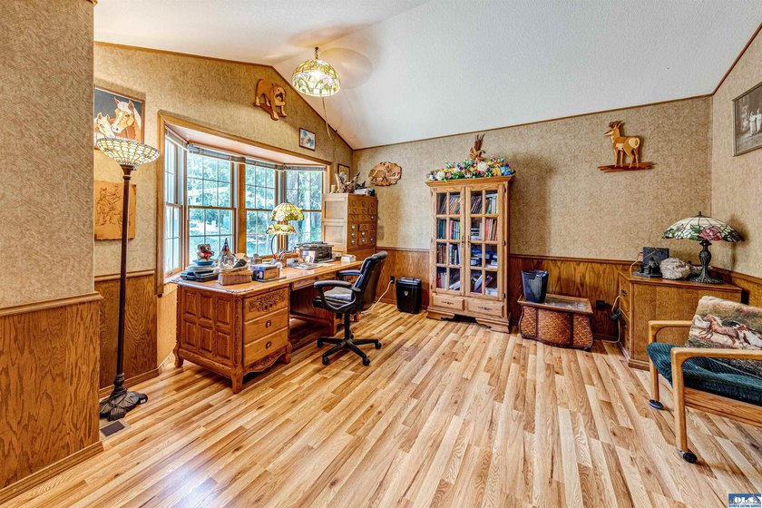 Beautifully maintained home with unobstructed mountain views - photo 28