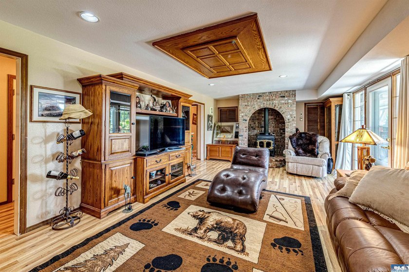 Beautifully maintained home with unobstructed mountain views - photo 31