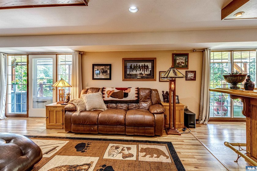 Beautifully maintained home with unobstructed mountain views - photo 33
