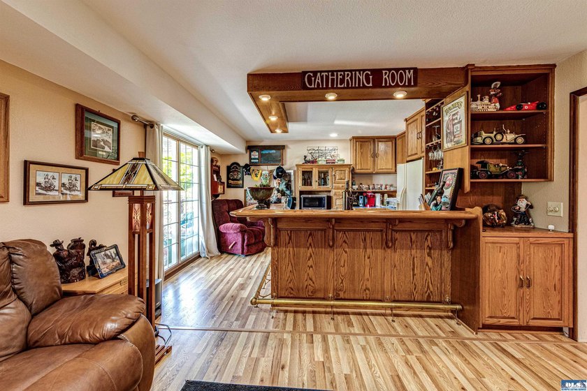 Beautifully maintained home with unobstructed mountain views - photo 35