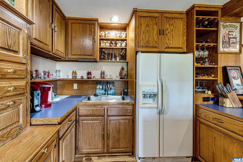 Beautifully maintained home with unobstructed mountain views - photo 36