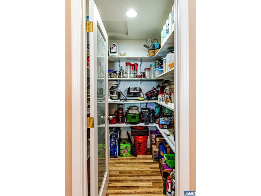 Beautifully maintained home with unobstructed mountain views - photo 43