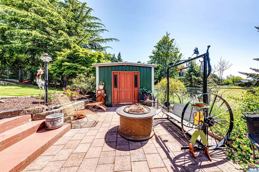 Beautifully maintained home with unobstructed mountain views - photo 49