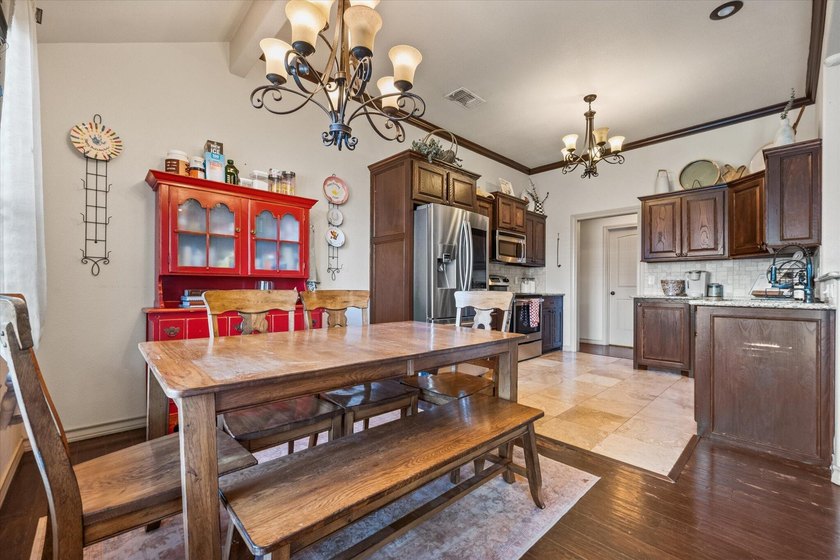 Welcome to this fantastic home located in Hillcrest Country Club - photo 7