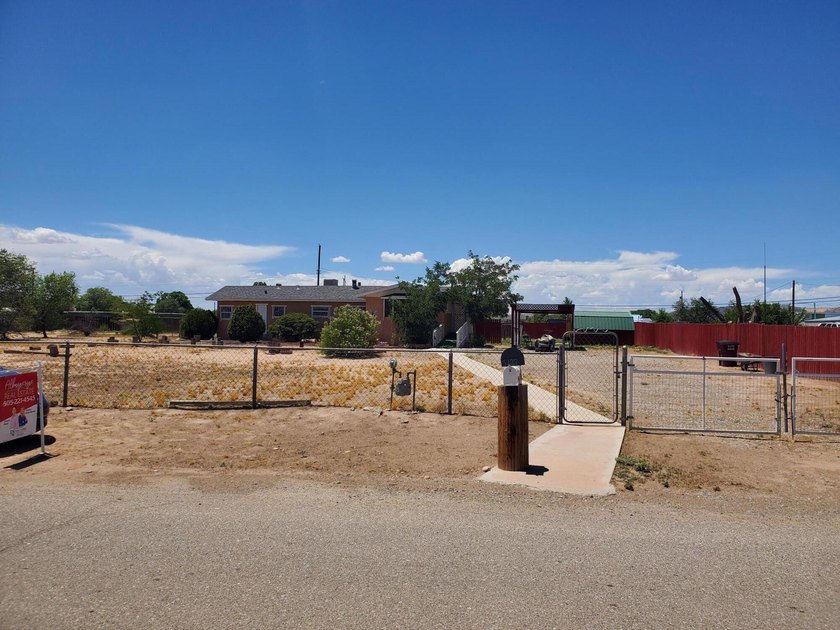 Enjoy country living with room to spread out on this 0.95-acre - photo 4