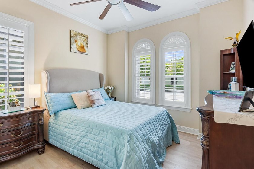 Welcome to this exceptional waterfront single-story residence - photo 31