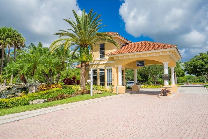 Welcome to this exceptional waterfront single-story residence - photo 46