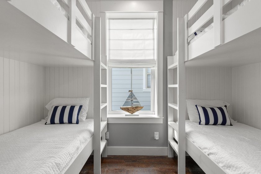 ''Southern Comfort'' is a 5-bedroom home with a carriage house - photo 7
