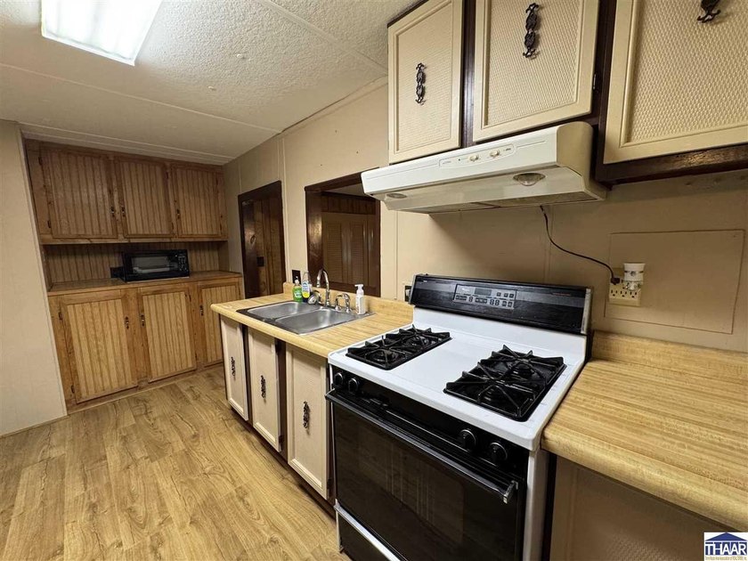 Looking for Lake life? This well-groomed 2-bedroom, 1.5 bathroom - photo 9