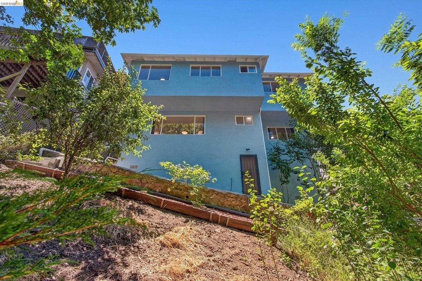 Welcome to 6138 Oakdale Avenue, located in the - photo 33