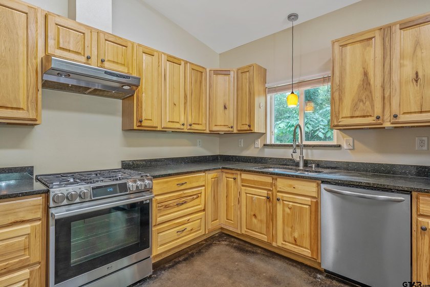 Looking for acreage, a shop, and a move-in ready home in Lindale - photo 6