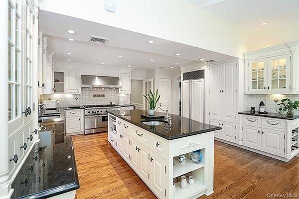 Beautifully maintained and move-in ready colonial home located - photo 5