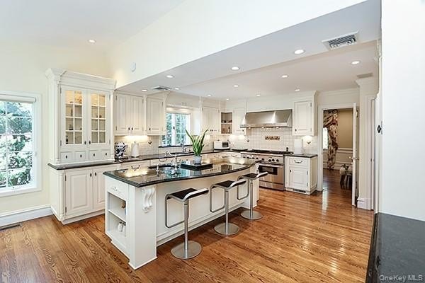 Beautifully maintained and move-in ready colonial home located - photo 6