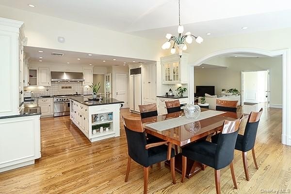 Beautifully maintained and move-in ready colonial home located - photo 7