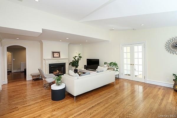 Beautifully maintained and move-in ready colonial home located - photo 8