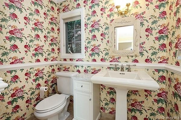 Beautifully maintained and move-in ready colonial home located - photo 10