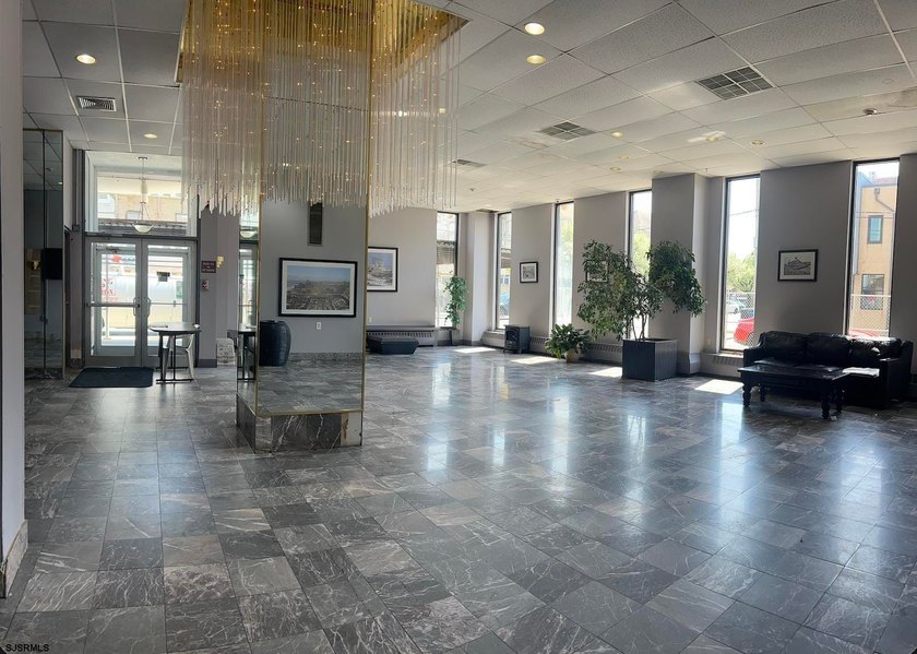 Beautifully renovated 2BR/2BA condo in Landmark Towers offering - photo 4