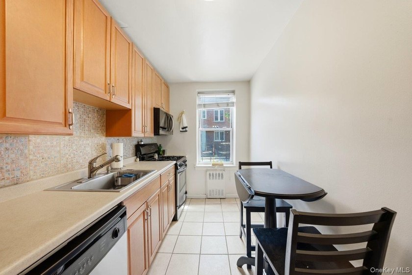 Nestled in the heart of Woodlawn, this immaculate and charming - photo 5