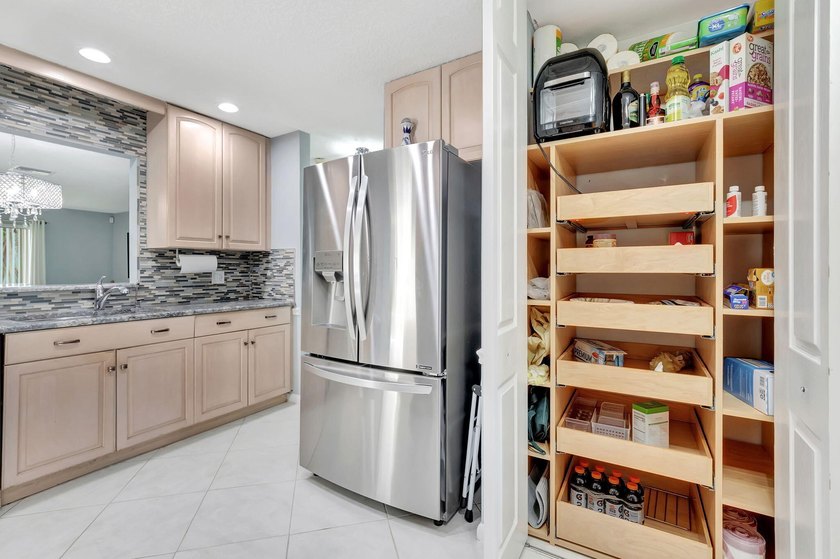 LIGHT and BRIGHT open concept SINGLE FAMILY HOME 6 miles to - photo 11